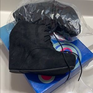 Nwt Soda black suede-like wedge booties sz10